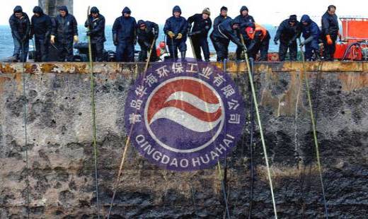 青島華海環(huán)保工業(yè)有限公司全力清理黃島輸油管道爆炸溢油
